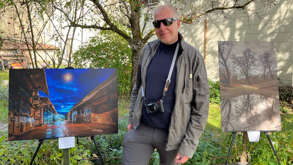 Tom Monochrom mit zwei seiner Gartenbilder in Trieben, Oktober 2023