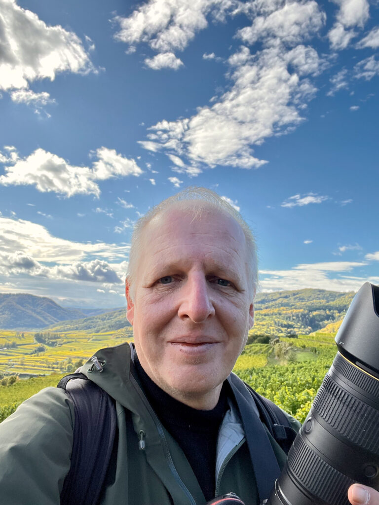 Tom Monochrom: Selfie in der Wachauer Landschaft bei der Ausstellung in Weißenkirchen